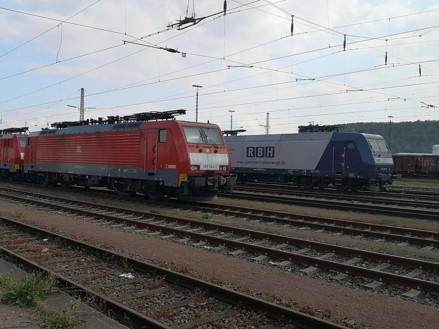 BR 189 044-1 in rot / BR 145 027-9 in blau