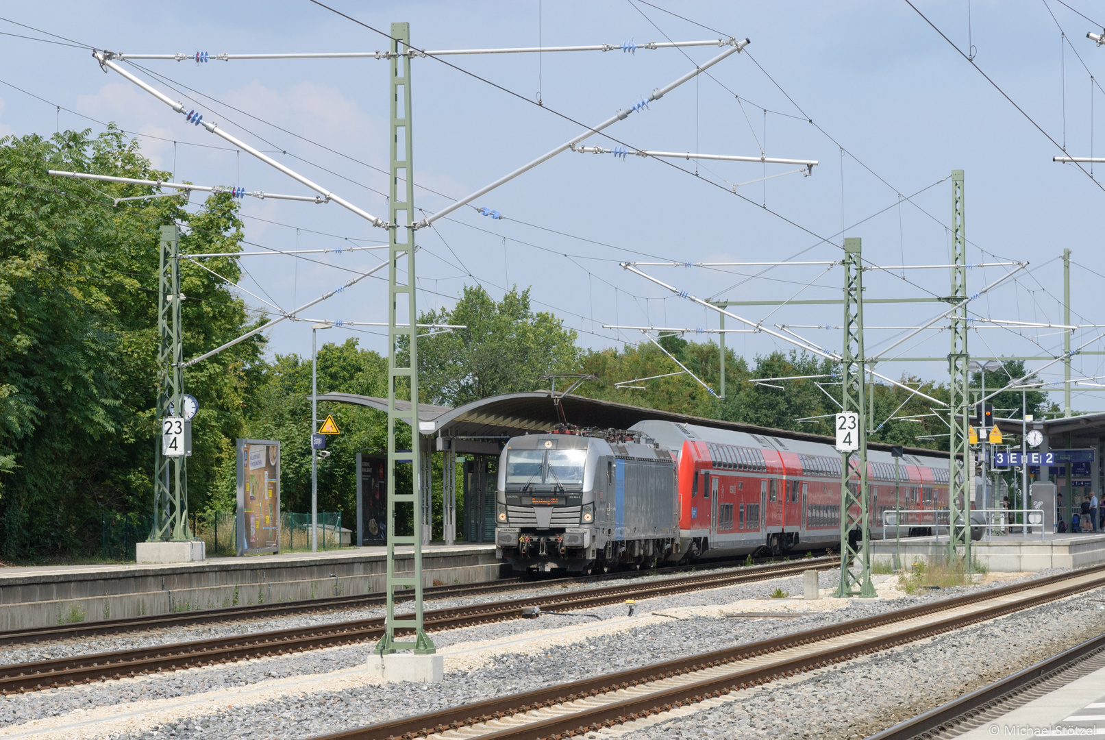 BR 193 804 mit RE im Hauptbahnhof Erlangen