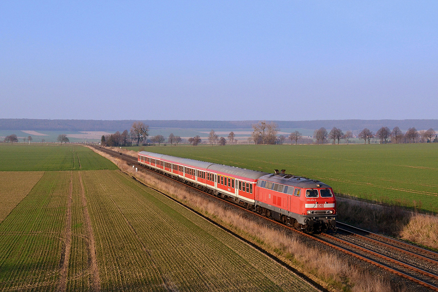 BR 218 mit n-Wagen bei Klein Elbe im Abendlicht