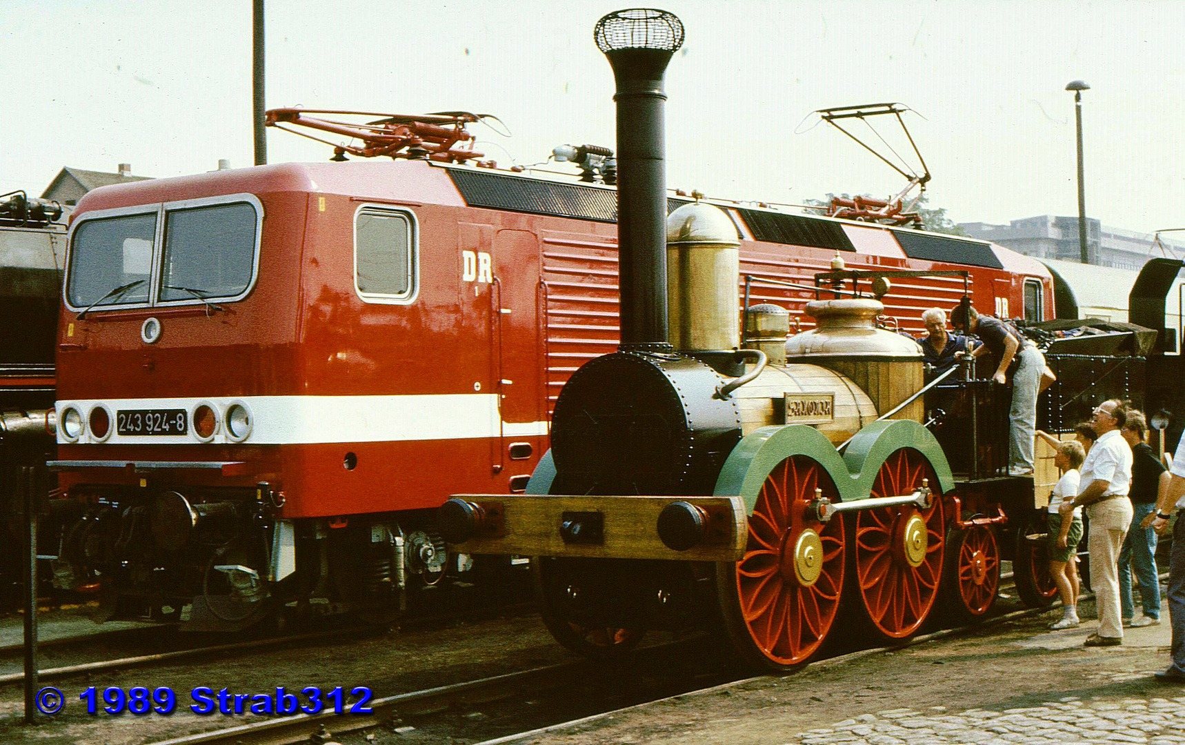 BR 243 924-8 und Saxonia in Radbeul-Ost am 25. August 1989