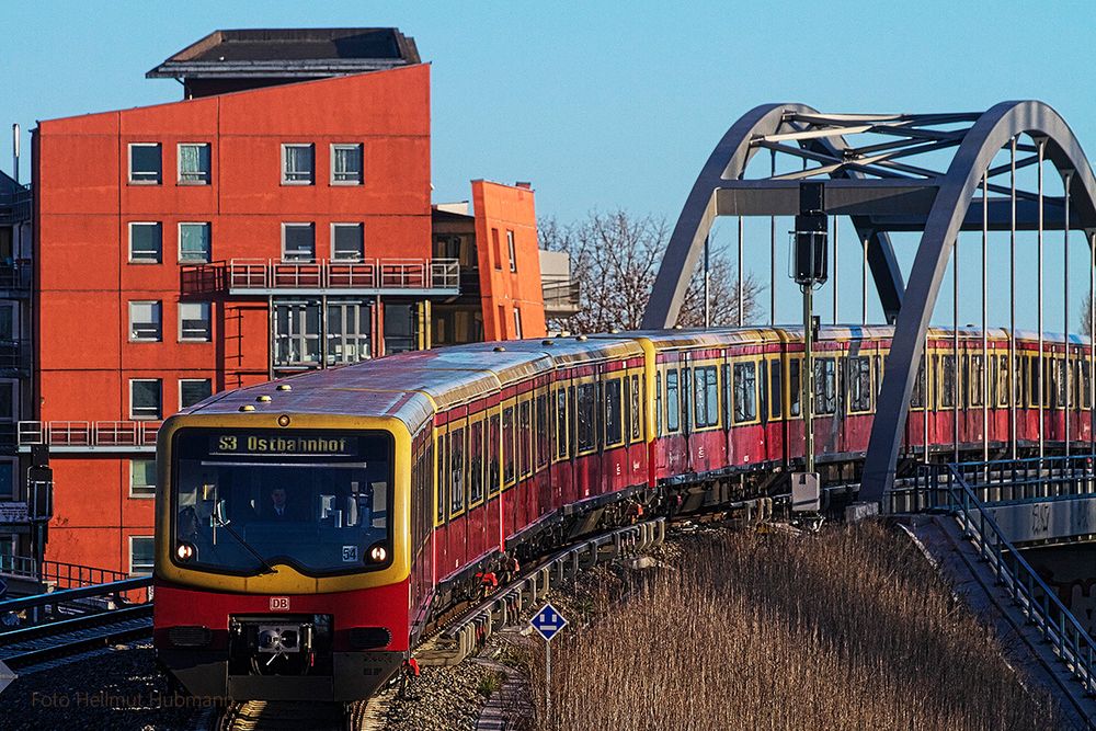 BR 481 ALS S3 BEI DER EINFAHRT OSTKREUZ