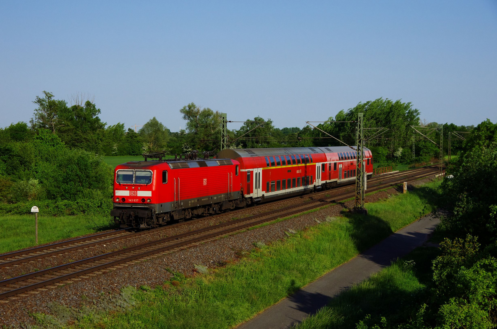 BR143 mit Linie RB75