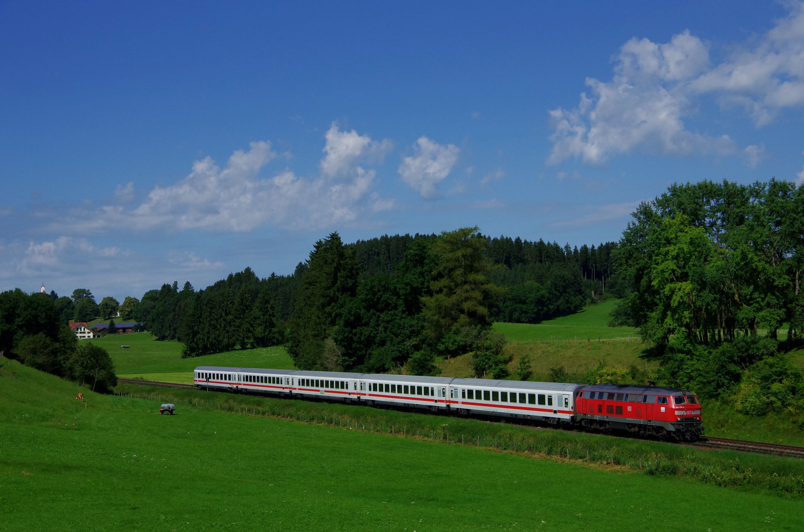 BR218 mit IC2084 Nebelhorn bei Aitrang