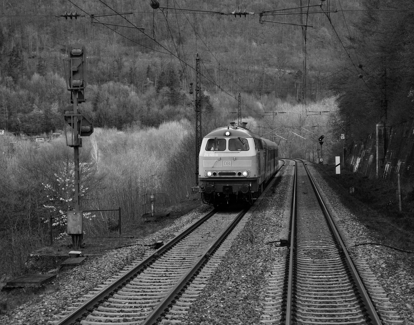 BR218 wartet an der Einfahrt in Geislingen/Steige.