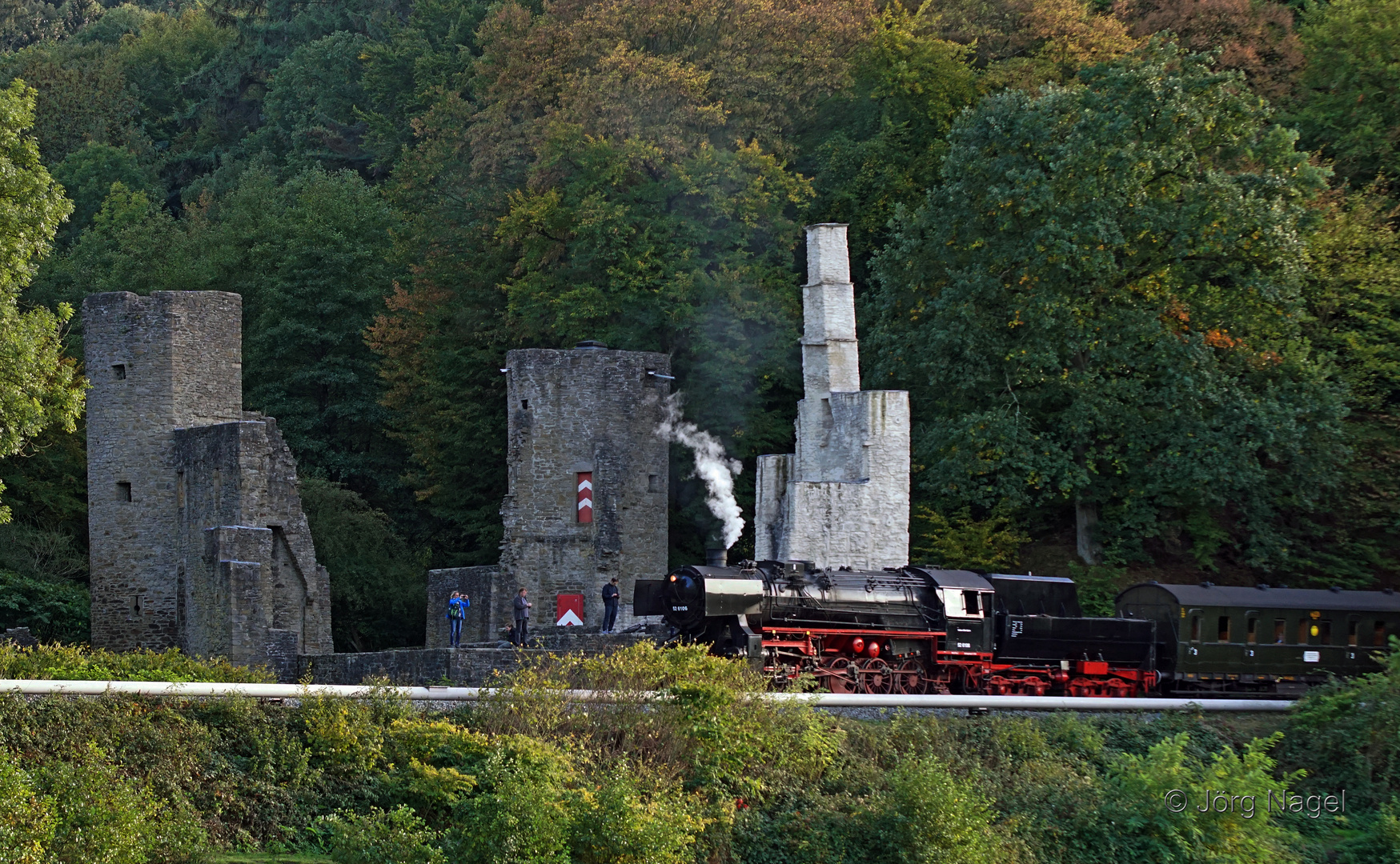 BR52 6106 vor der Ruine Hardenstein