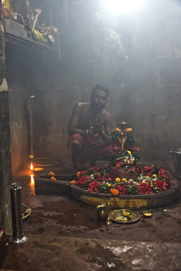 Brahmane in seinem Tempel