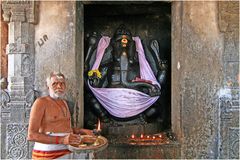 Brahmane mit heiligem Feuer vor einer Ganeshastatue