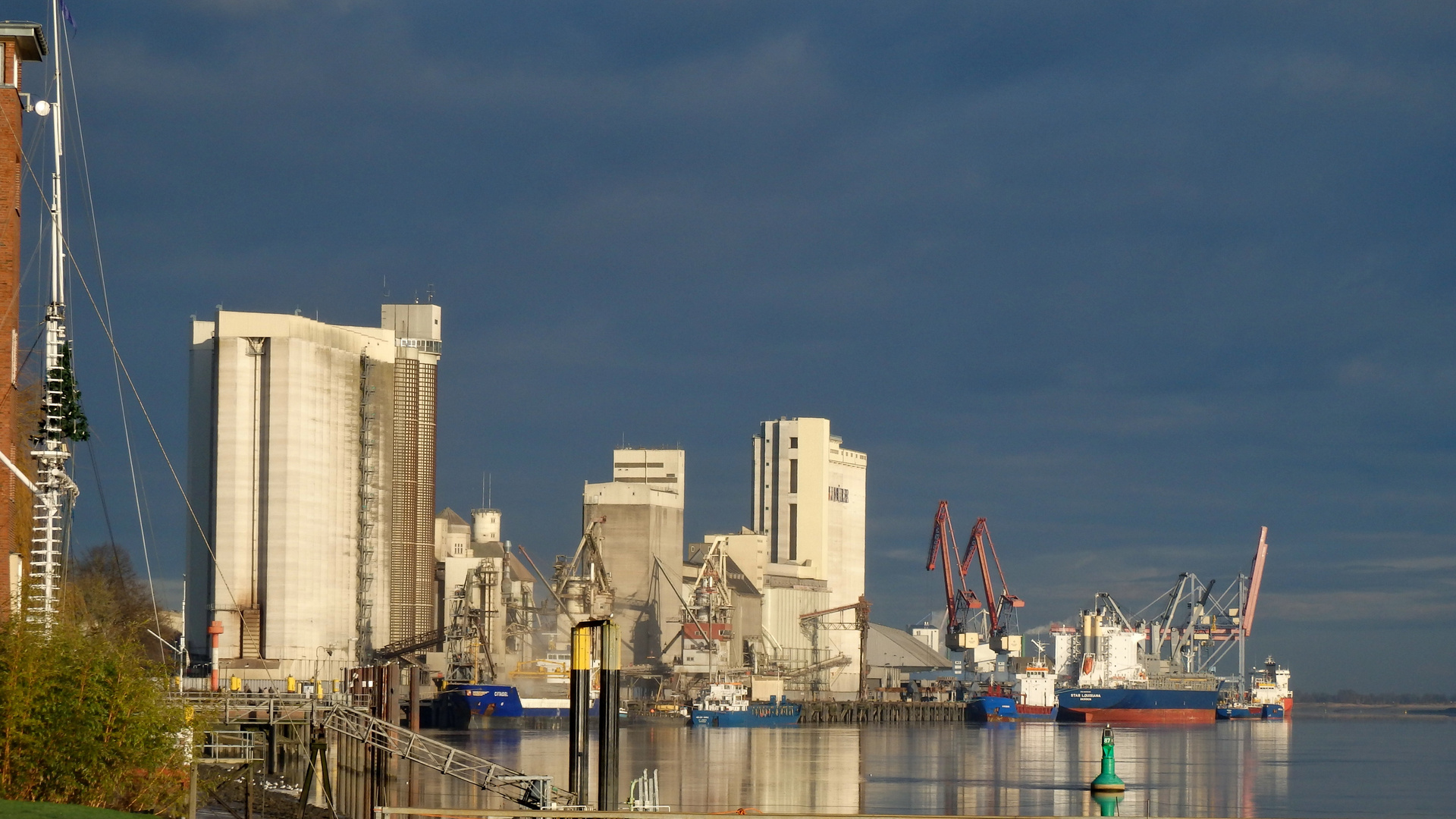 Braker Hafen im Weihnachtslicht