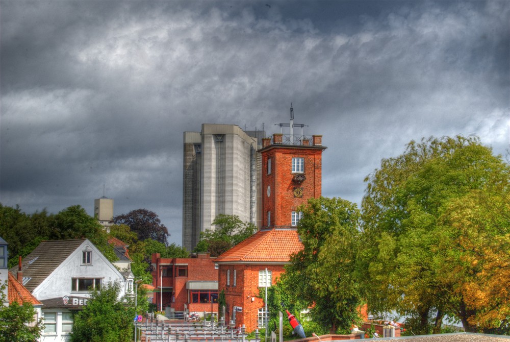 Braker Telegraf vor Hafensilos