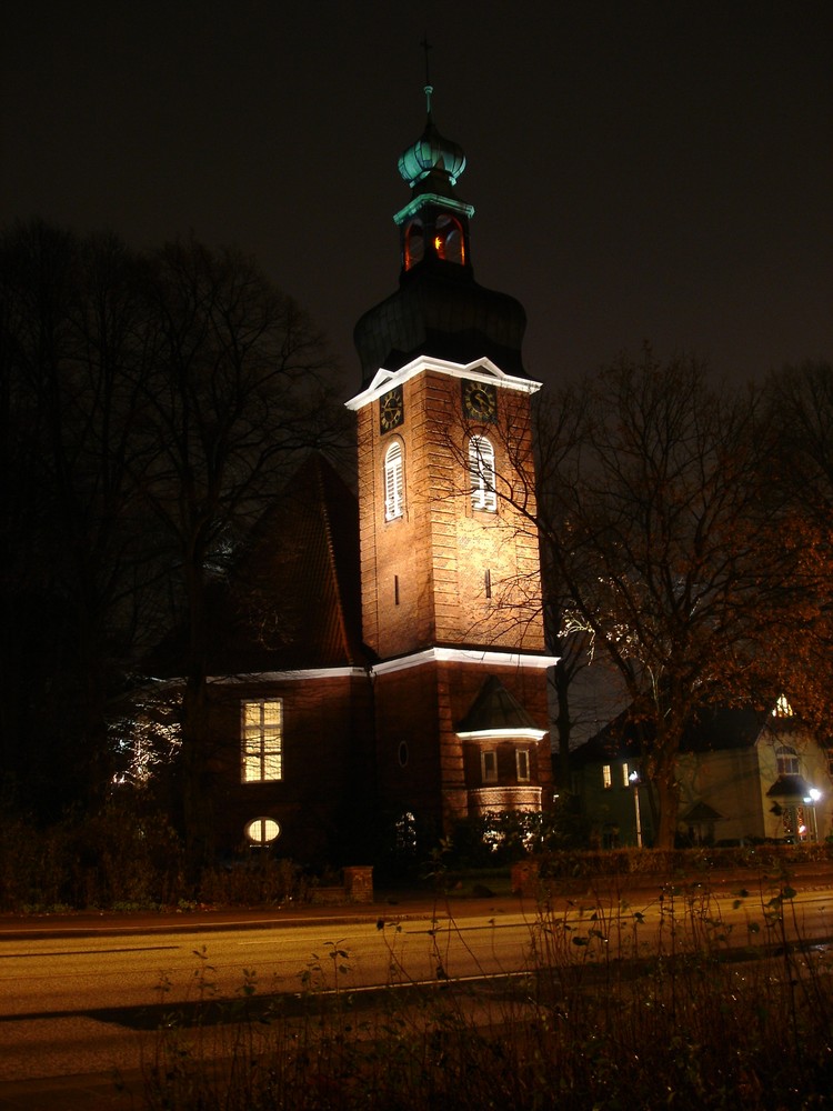 Bramfelder Kirche bei Nacht.