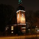 Bramfelder Kirche bei Nacht.