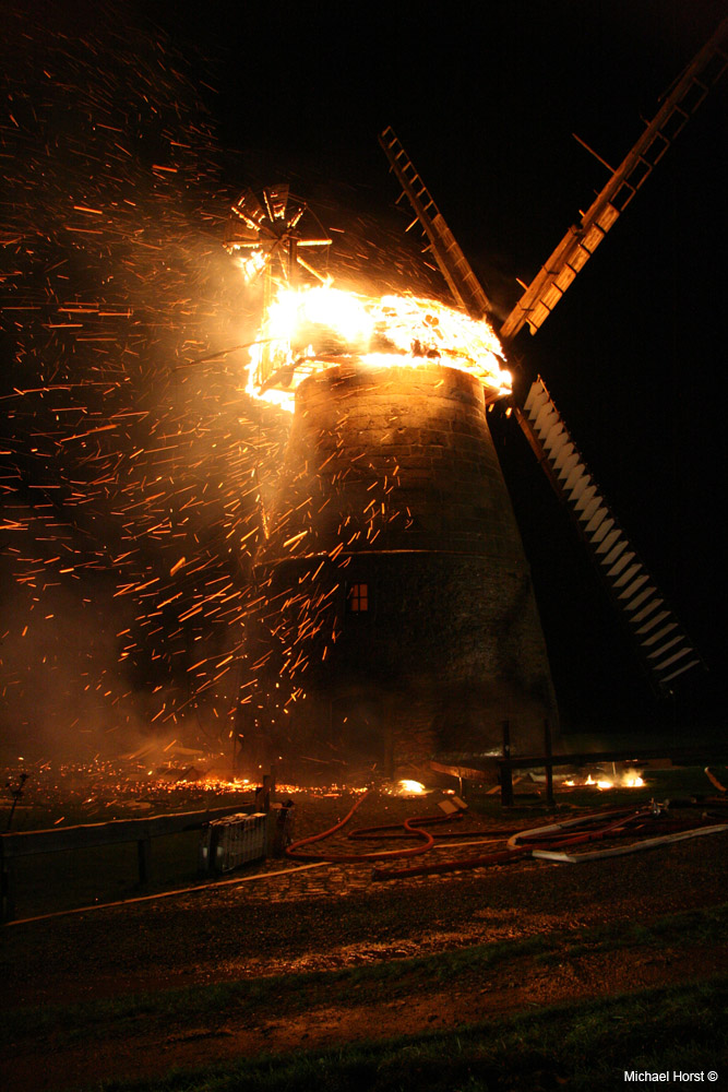 Brand einer historischen Windmühle in Folge des Stums "Kyrill"