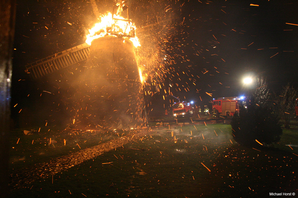 Brand einer historischen Windmühle in Folge des Stums "Kyrill"