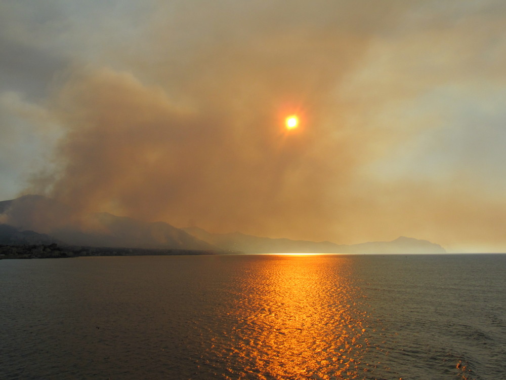 Brand in den Bergen von Genua