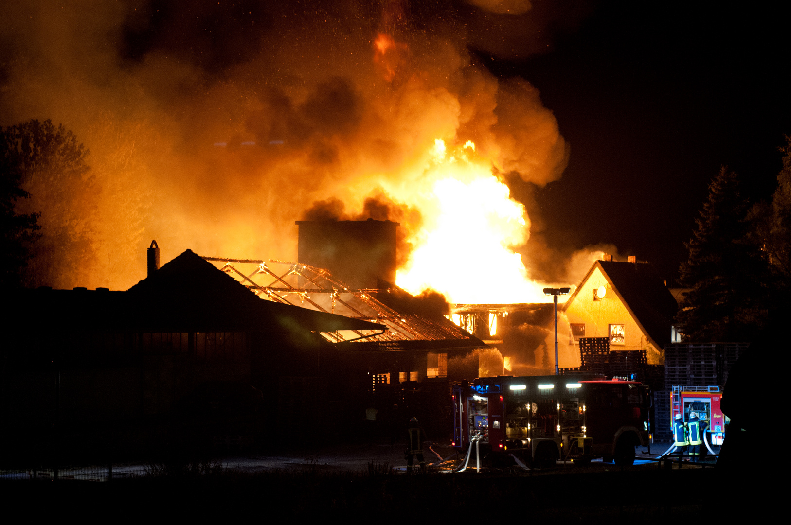 Brand in einem Palettenlager