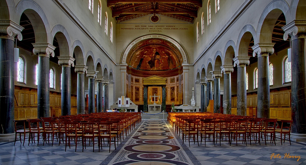 Brandenburger Kirchen,- Blick in die Friedenskirche im Park Sanssouci.