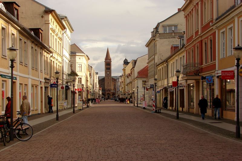 Brandenburger Straße mit St.-Peter-und-Paul-Kirche