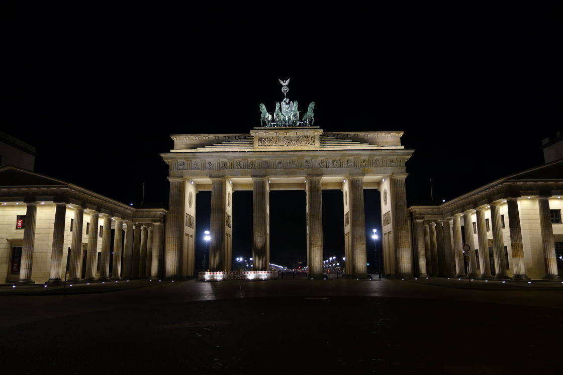 Brandenburger Tor bei Nacht.
