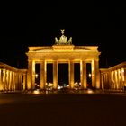 Brandenburger Tor golden erleuchtet