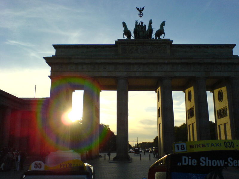 Brandenburger Tor im abendlichen Gegenlicht