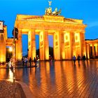 Brandenburger Tor im Abendlicht und Sprühregen