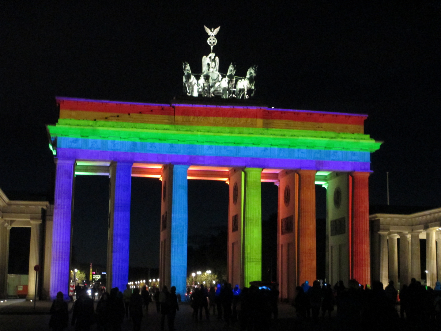 Brandenburger Tor im Schein des Regenbogens