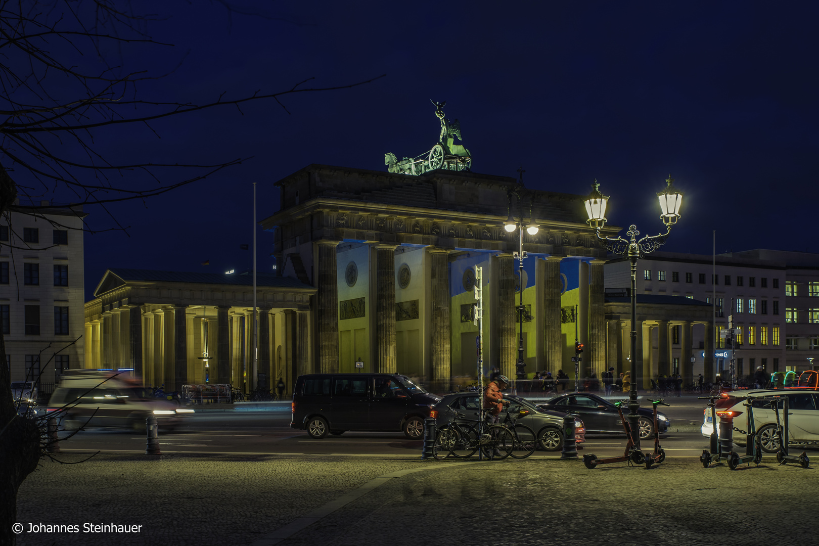 Brandenburger Tor in blau+gelb