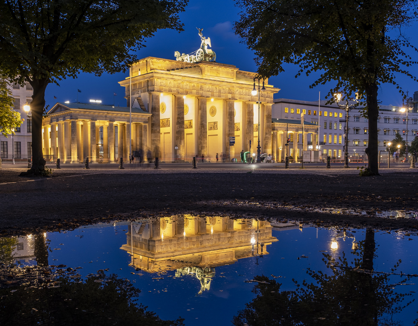 Brandenburger Tor in der Wasserpfütze