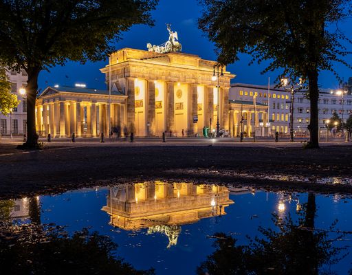 Brandenburger Tor in der Wasserpfütze
