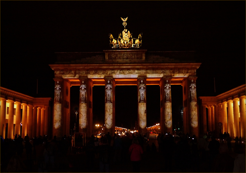 Brandenburger Tor leuchtet I ....