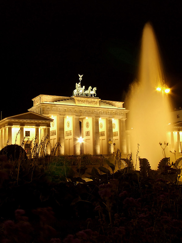 Brandenburger Tor mit Brunnen bei nacht