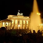 Brandenburger Tor mit Brunnen bei nacht