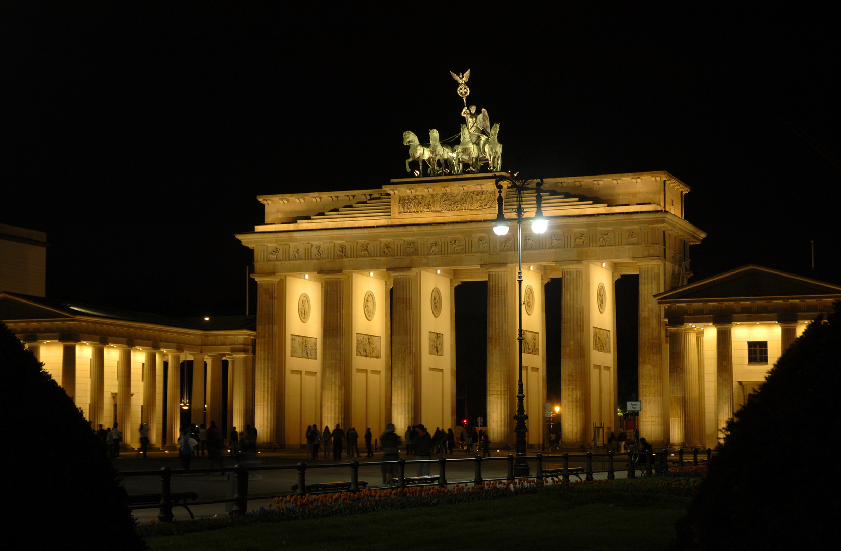 Brandenburger Tor mit Pariser Platz bei Nacht