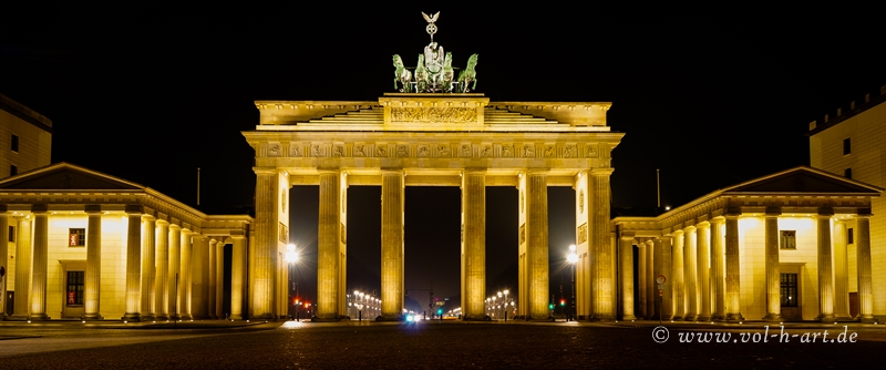 Brandenburger Tor mit Quadriga bei Nacht