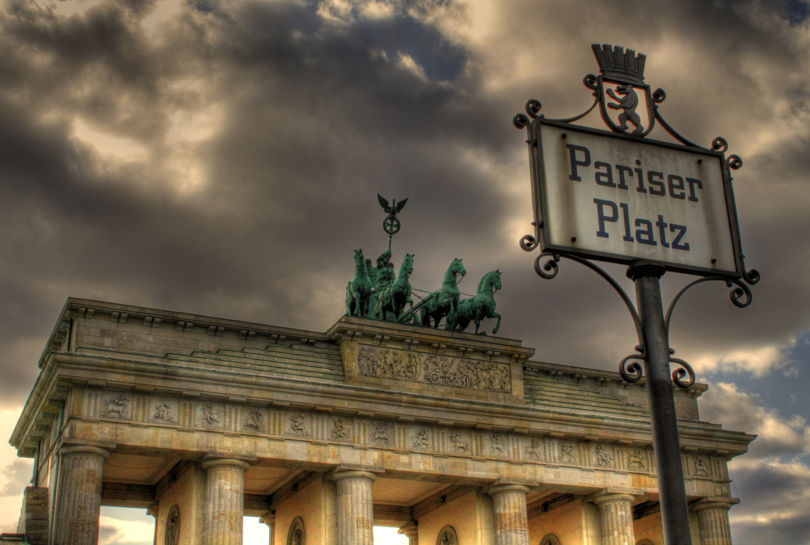 Brandenburger Tor vs. Parizer Platz