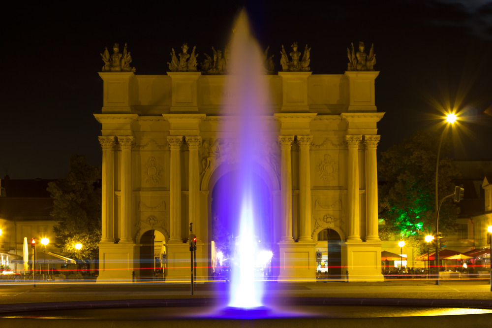 Brandenburgertor in Potsdam bei Nacht