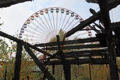 Brandruine mit Riesenrad