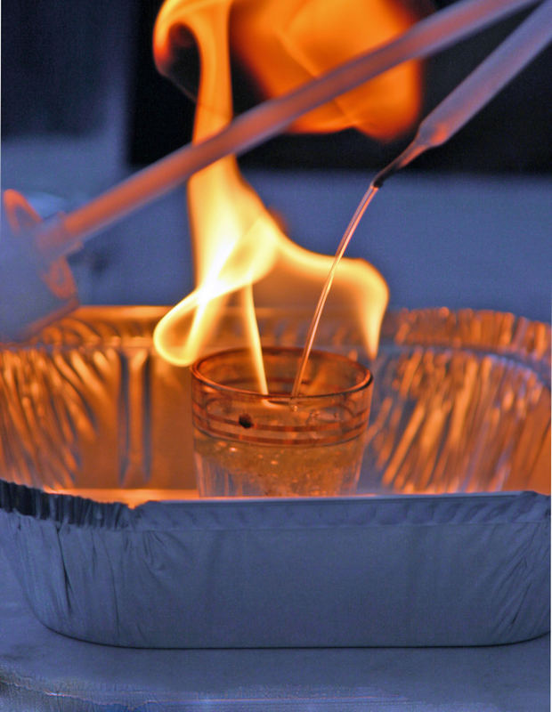 Brandschutzerziehung...kann man Benzin mit Wasser löschen