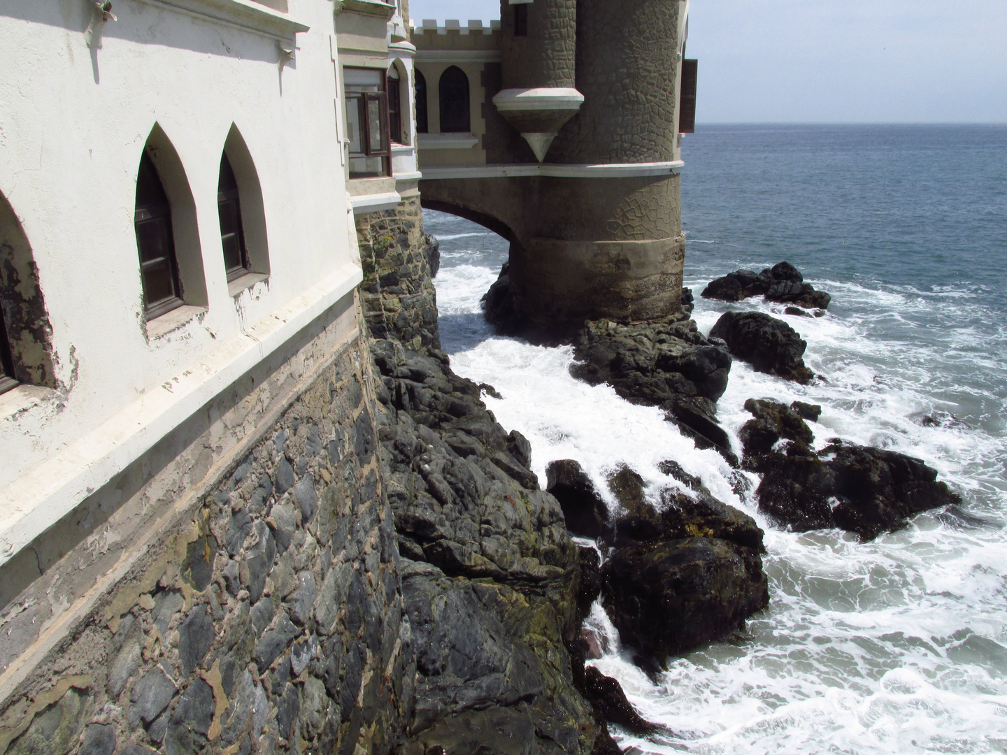 Brandung am Castillo Wulff in Viña del Mar (Chile)