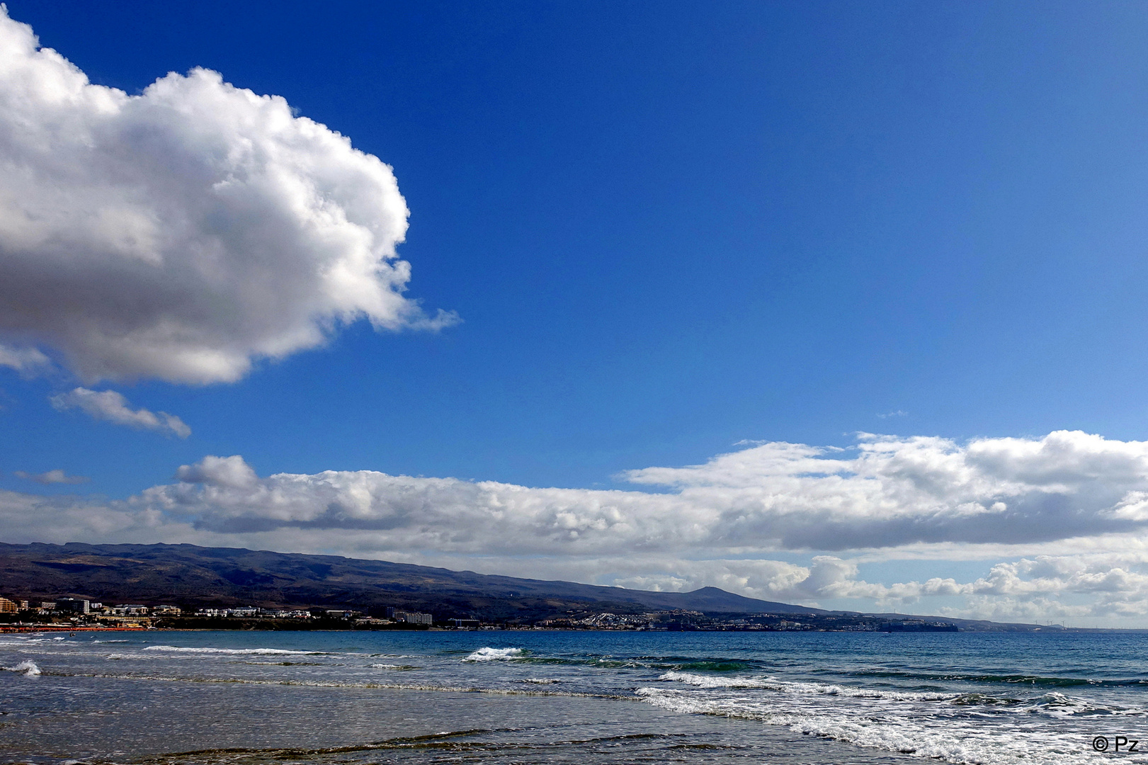 Brandung am Strand von Playa del Ingles ...