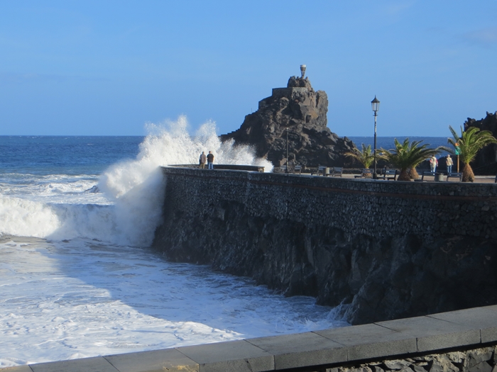 Brandung am Strand von San Sebastian de la Gomera