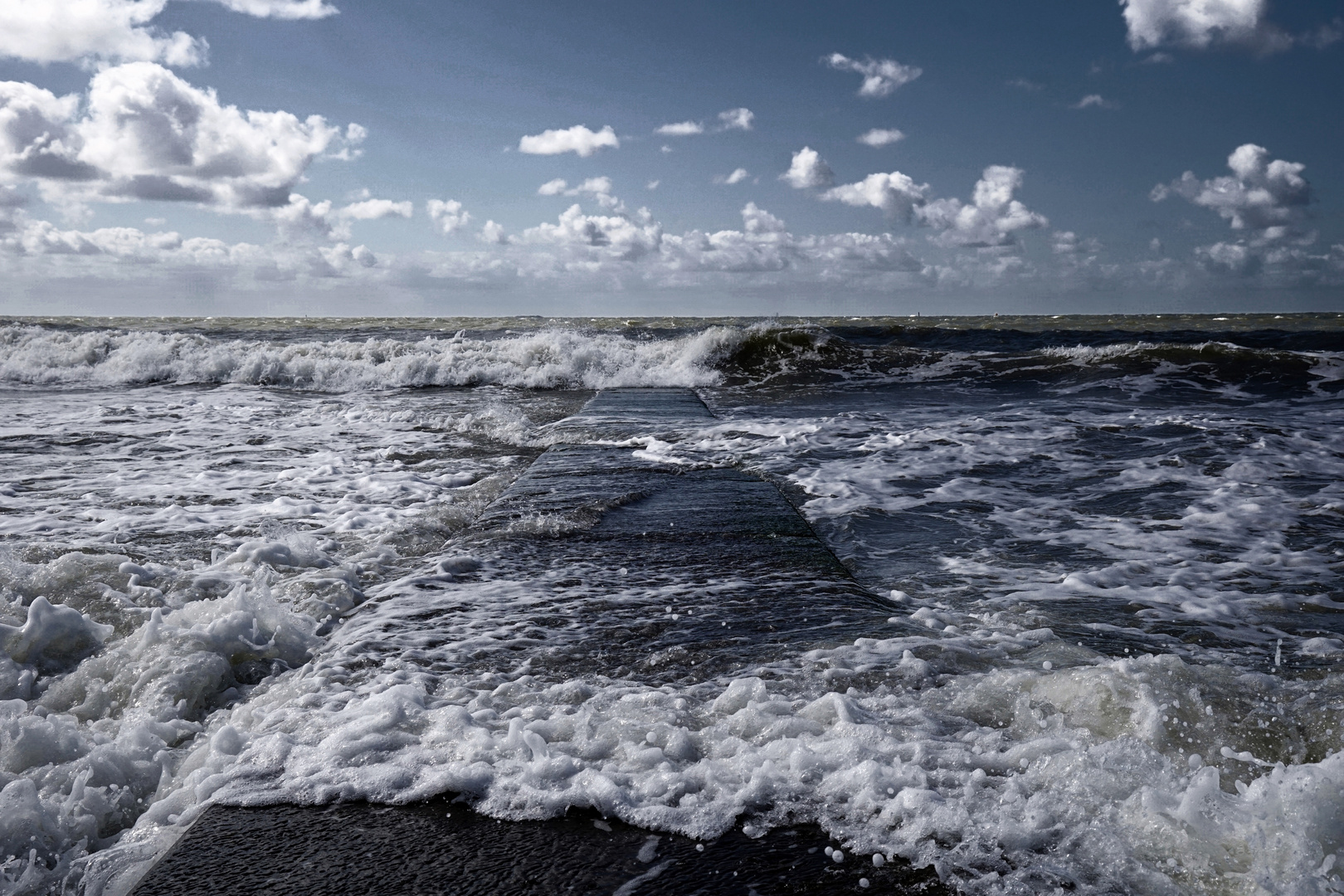 Brandung an Buhne auf Borkum