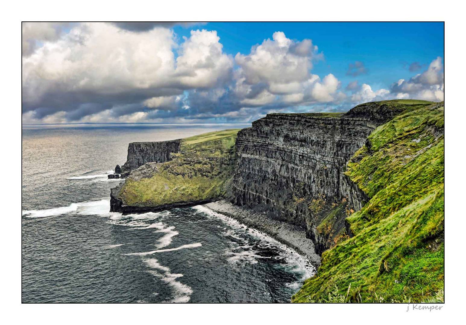 - Brandung an den Cliffs of Moher -