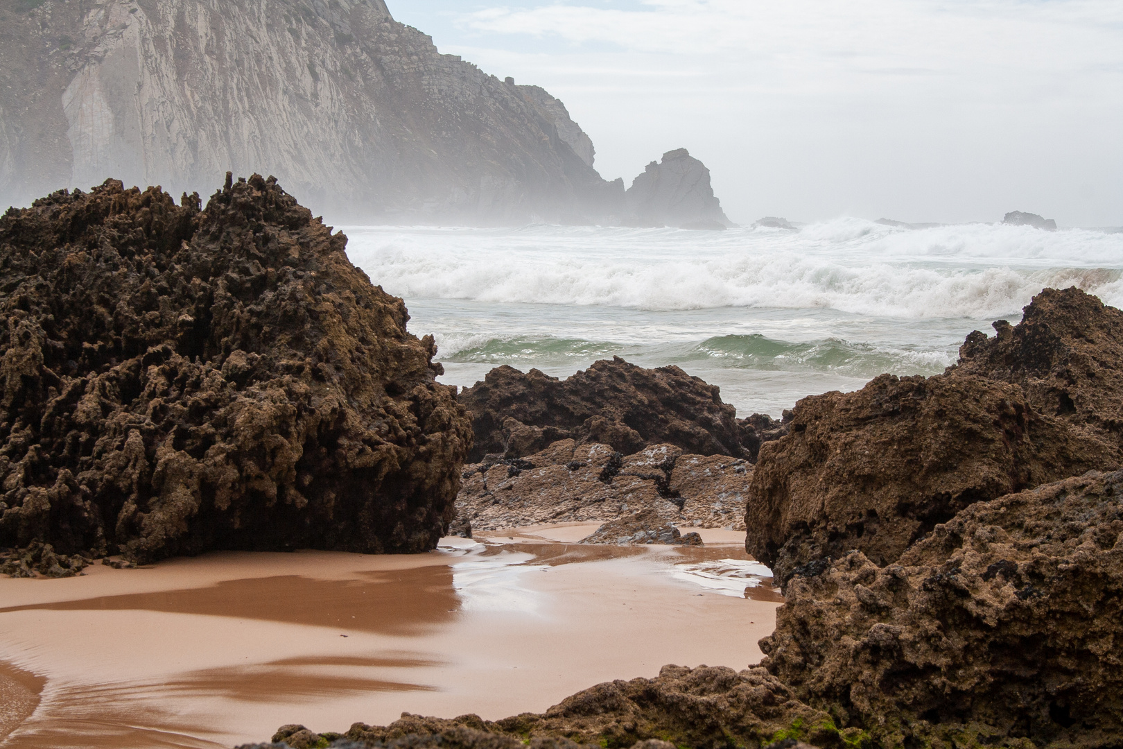 Brandung an der Praia do Castelejo