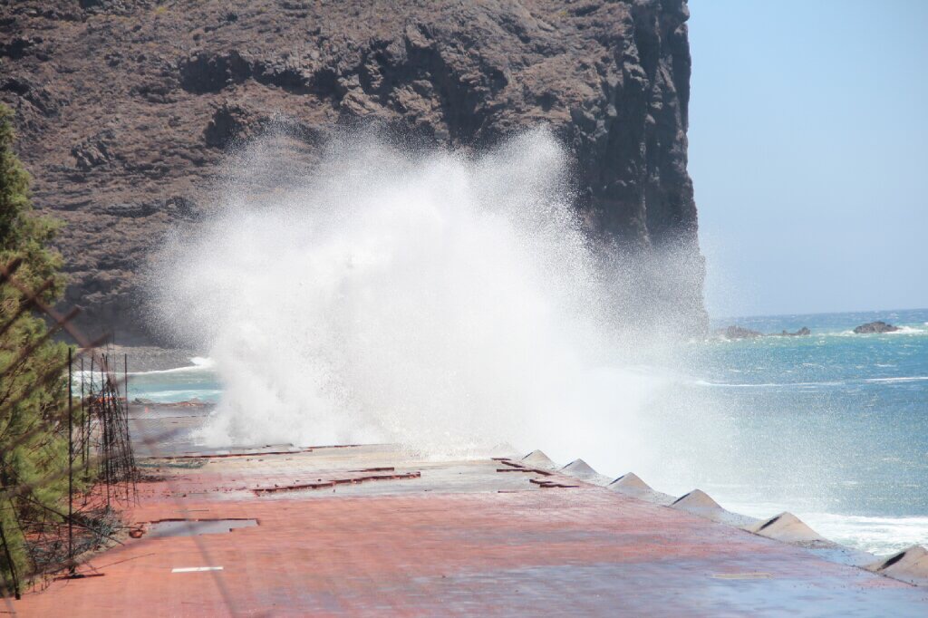 Brandung auf der verlassenen Strandpromenade von Puerto de la Aldea