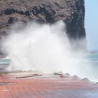 Brandung auf der verlassenen Strandpromenade von Puerto de la Aldea