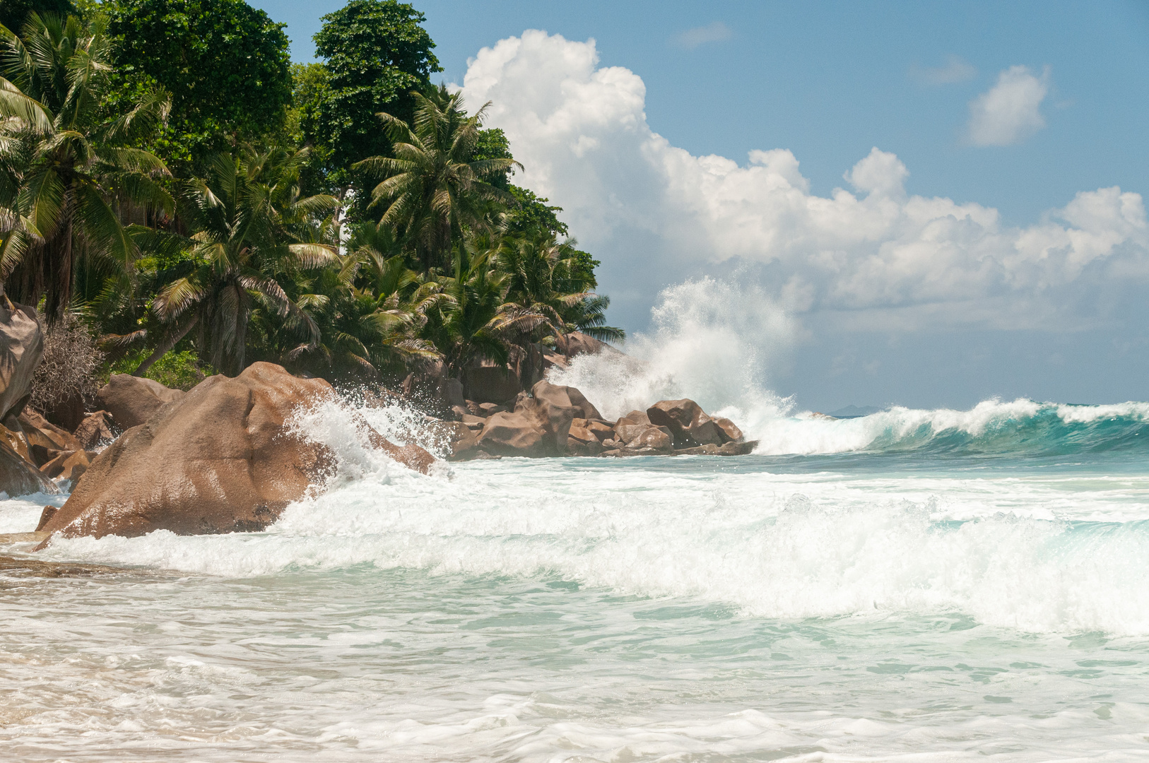 Brandung auf La Digue (Seychellen)