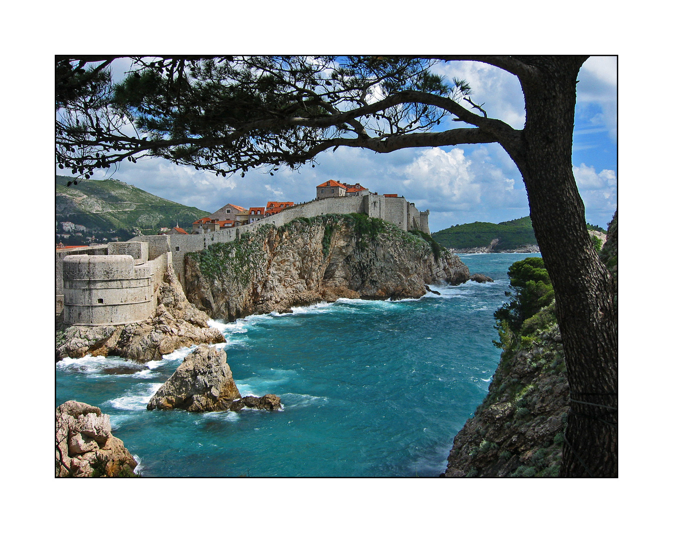 Brandung hinter der Altstadt von Dubrovnik