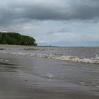 Brandung mit Blasenbildung an der Elbe bei auflaufendem Wasser ... 