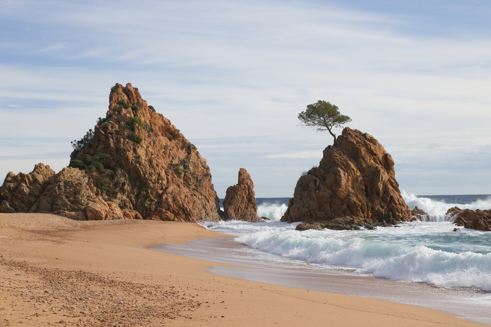 Brandung vor der Küste von Tossa de Mar in Katalonien